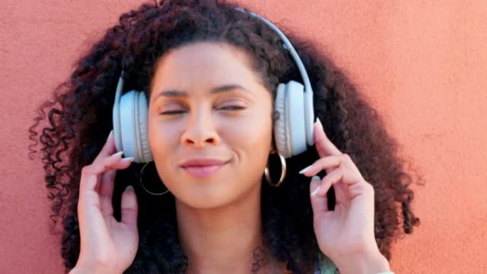 音乐耳机，城市舞蹈和黑人妇女在广播中收听音频，对在线播客感到满意，并在夏天为自由对抗红墙微笑。非洲女