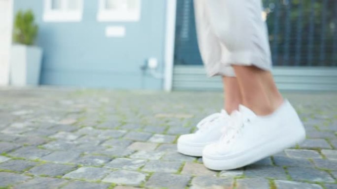 鞋子，舞蹈和音乐，女舞者的脚在她家外的人行道或人行道上移动和跳舞。步法、节奏和户外常规的踏步、敲击和