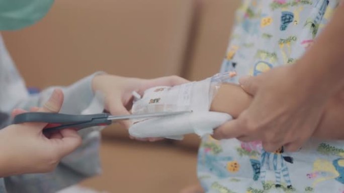 护士的手特写，儿童患者的手LV滴去除。