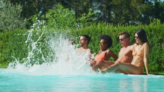 穿着泳装的多民族年轻朋友的慢动作很有趣，可以在游泳池里一起享受暑假，并在阳光明媚的日子里跳舞。