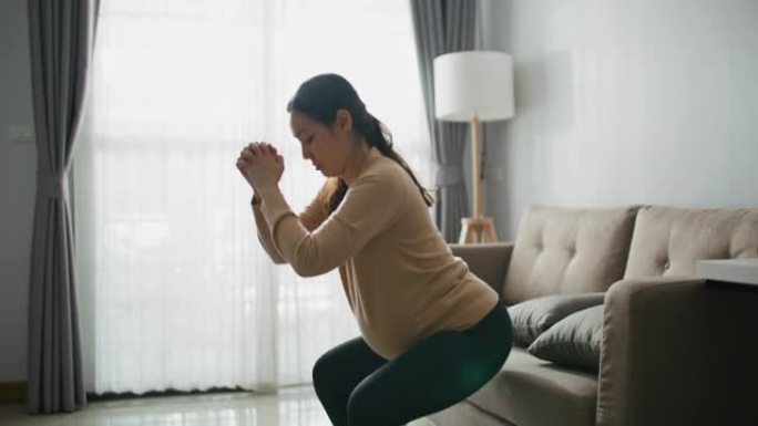 运动孕妇蹲在家锻炼