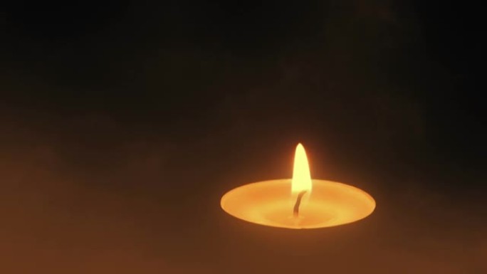 男人在教堂里点燃小蜡烛，它燃烧并被吹灭