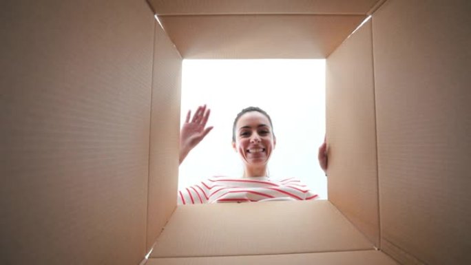 一个年轻女子在打开纸箱时的肖像。