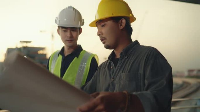 总承包商在施工现场咨询工程师。