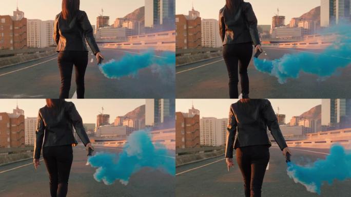 自信的女人手持烟雾弹在日出时在城市街道上行走叛逆的女性活动家抗议