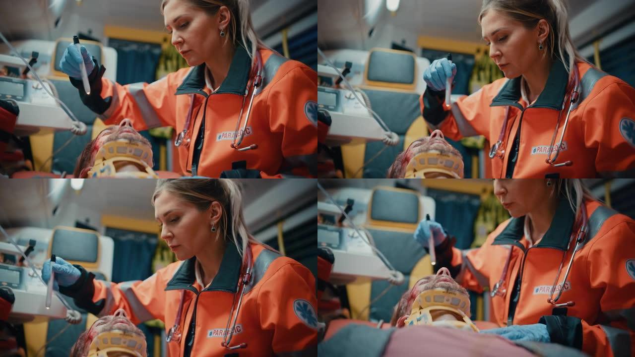 女性专业急救护理人员在救护车上与受伤病人一起前往医疗保健医院。紧急护理助理检查并使用手电筒检查颈部有
