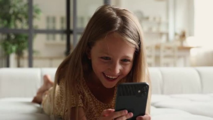开朗真诚的小女孩喜欢在家使用手机。