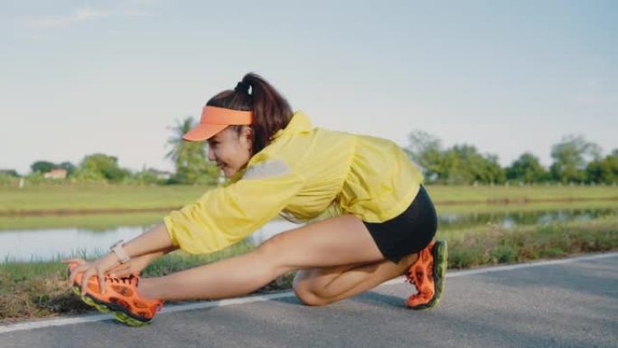 女运动员在慢跑前伸展身体。