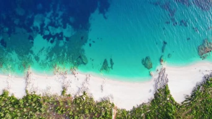 阿尔巴尼亚德米附近有蓝色海水的沙滩的空中俯视图。宏伟的秘密海湾，一个在大自然和隐私中放松的好地方