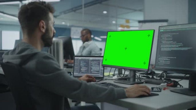多民族办公室: 白色信息技术程序员在电脑上工作，绿屏色度键显示。男软件工程师开发应用程序，程序，视频