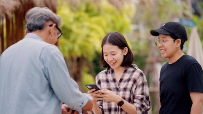 高级农民在农场里把蔬菜卖给顾客。