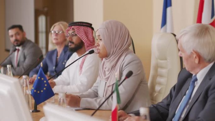 穆斯林女性政治领袖在会议上发表演讲