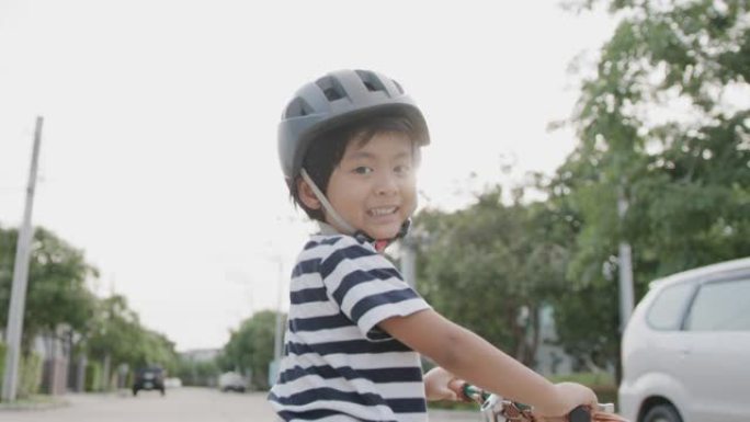 男孩倾向于在路上骑自行车。