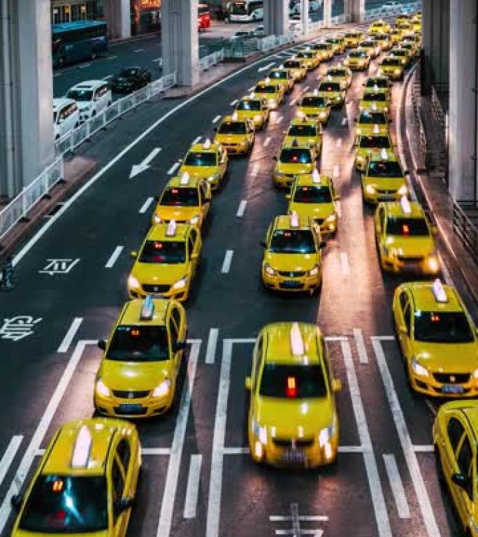 T/L夜间机场出口处繁忙的黄色出租车排队
