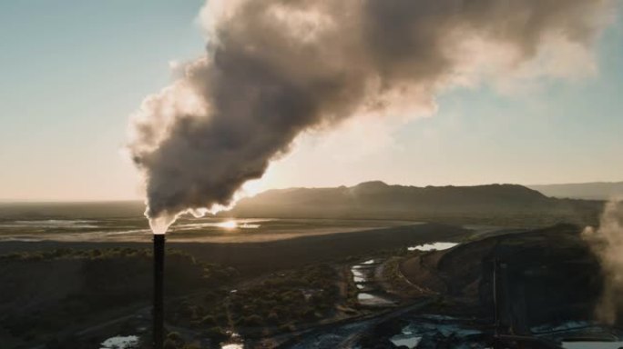 气候变化。污染。全球变暖。矿井烟雾堆中排放的温室气体的特写鸟瞰图