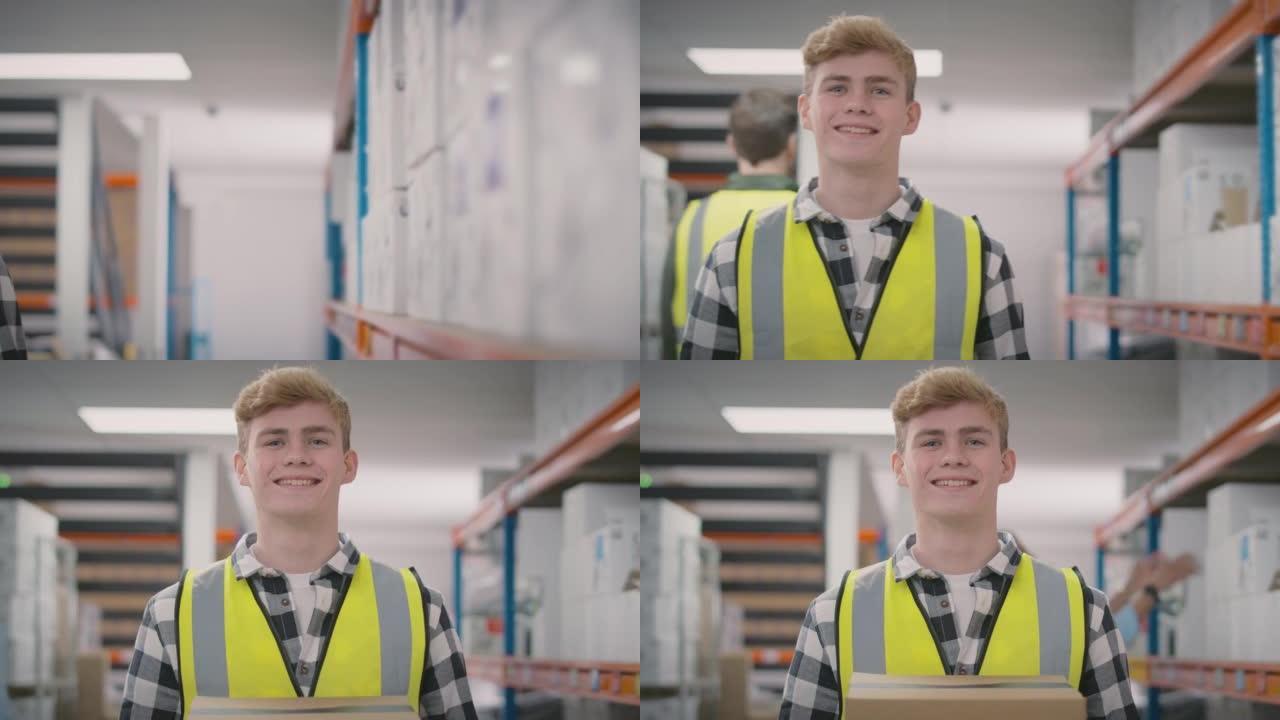 仓库内穿着高可见安全背心的微笑年轻男性工人肖像