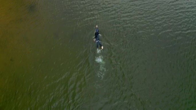 男子在湖中游泳户外锻炼户外运动充满信心