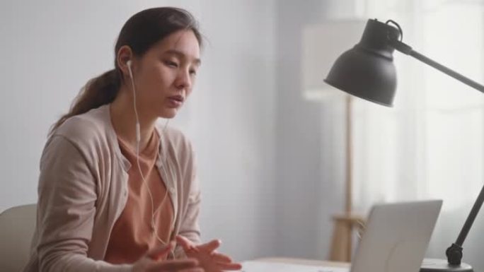 会议期间使用计算机的亚洲女性