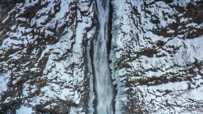 在冰雪中，瀑布顽强地流淌着