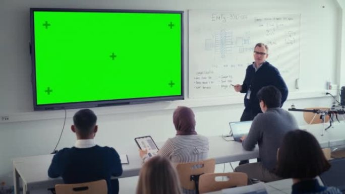 男老师使用水平绿色模拟绿屏交互式数字白板向不同的学生群体解释课程。科教理念