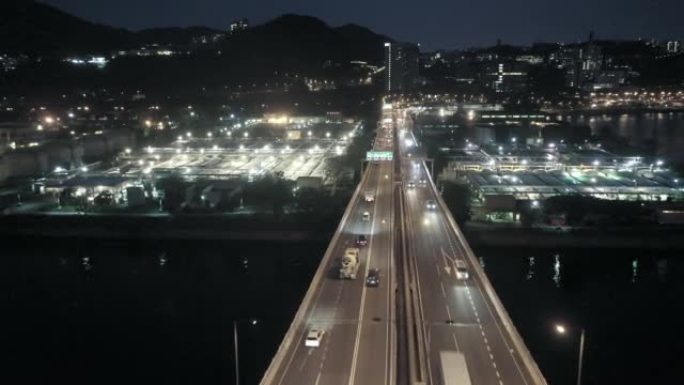 高峰时段高速公路和城市交通的鸟瞰图