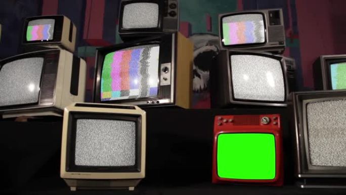 带有静态噪声，测试图案信号的老式电视和一台带有绿色屏幕的复古电视。