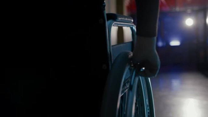 WS女患者在诊所走廊上推着轮椅