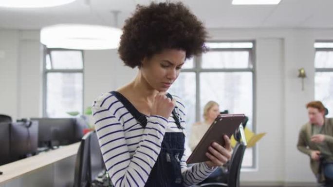 非裔美国创意女商人在现代办公室使用平板电脑的肖像
