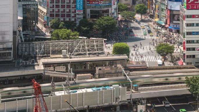 延时: 日本涩谷东京行人拥挤的十字路口和火车站的鸟瞰图