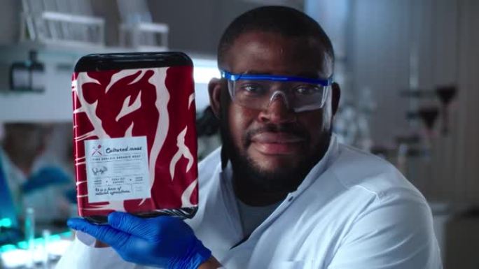骄傲的黑人科学家展示实验室种植的肉