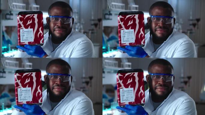 骄傲的黑人科学家展示实验室种植的肉