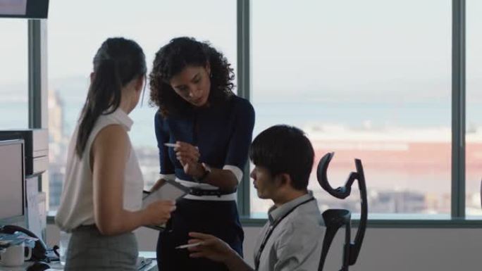 商务人士工作团队领导女性与同事会面，讨论项目经理在平板电脑上分享想法高管小组在办公室集思广益