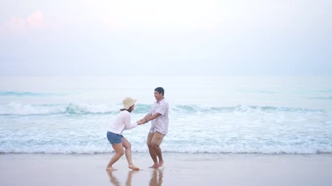 夫妇在假期喜欢海滩上的幸福