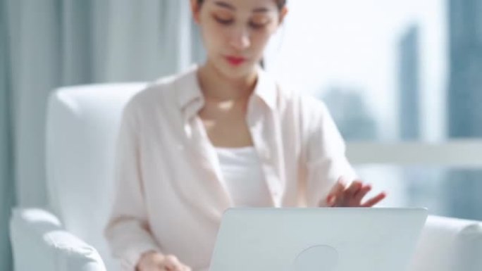 特写亚洲女商人开始工作时手动打开笔记本电脑