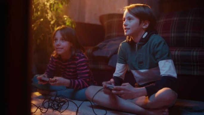 怀旧的童年概念: 年轻的兄弟姐妹在客厅的复古游戏机上玩街机视频游戏，室内有时期正确的内饰。朋友花一天