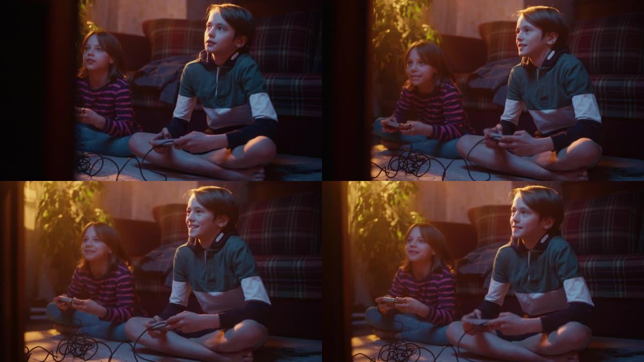 怀旧的童年概念: 年轻的兄弟姐妹在客厅的复古游戏机上玩街机视频游戏，室内有时期正确的内饰。朋友花一天