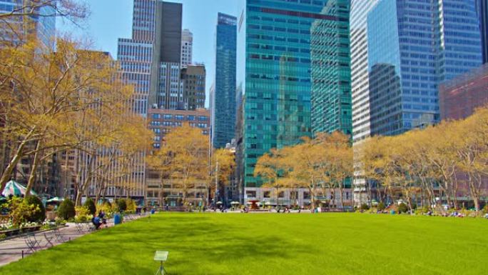 布莱恩特公园。空的大绿色草坪。人们休闲休息。金融大厦。纽约