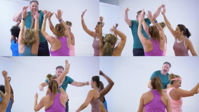 男子在舞蹈练习课上领先女性，击掌