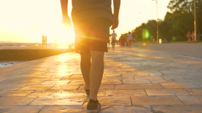 低角度: 穿着短裤和运动鞋的男性游客沿着扎达尔长廊散步。