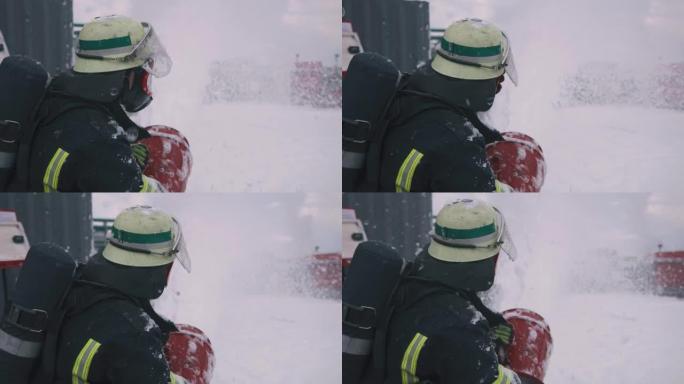消防员用泡沫擦拭口罩