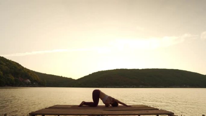女人在湖上练习瑜伽