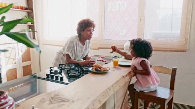 非洲加勒比母女享受早餐的慢动作视频