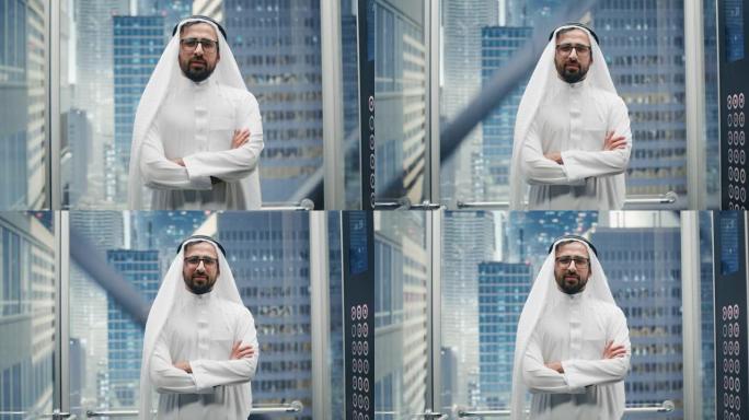 一位成功的快乐穆斯林商人的肖像，穿着传统的白色坎杜拉，戴着眼镜骑着玻璃电梯去现代商务中心的办公室。沙