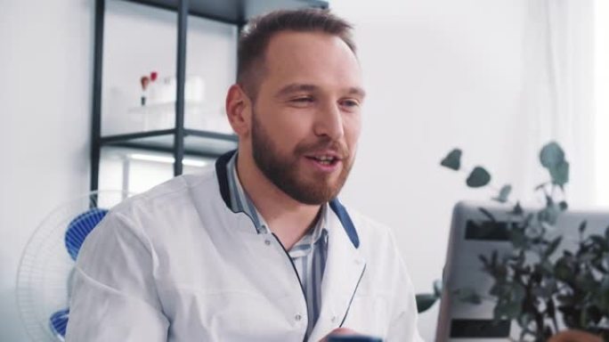 远程医疗概念。积极的白人男性医生通过视频聊天网络摄像头会议在线咨询远程患者。