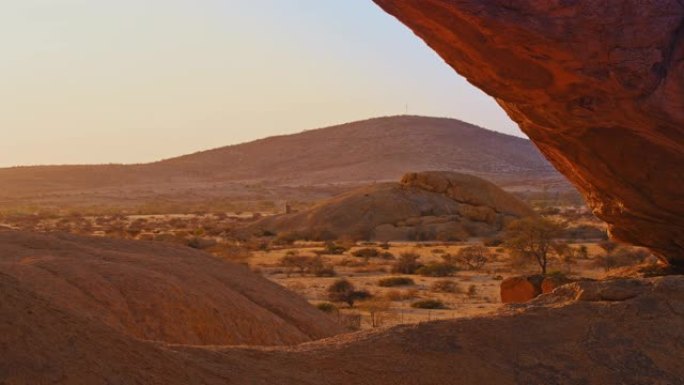 WS风景秀丽的Spitzkoppe沙漠日落，纳米比亚，非洲