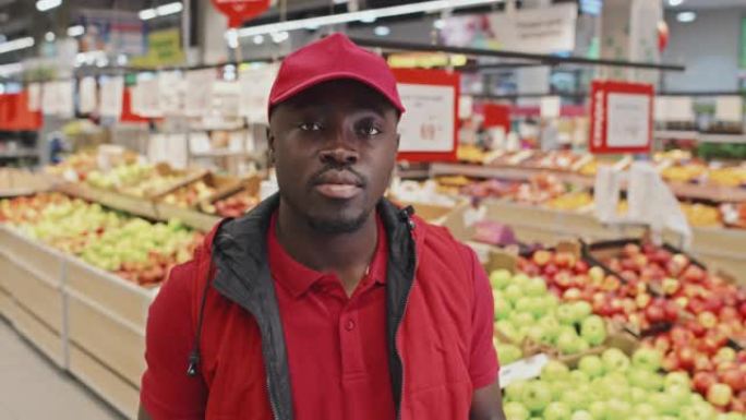 杂货店非裔美国超市工人的肖像
