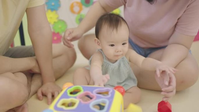 亚洲父母阻止女儿吃玩具