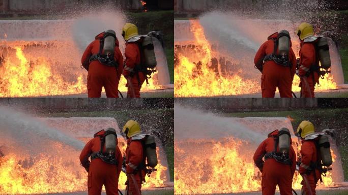FHD慢动作: 消防员使用化学泡沫灭火器与油罐车事故产生的火焰进行战斗。消防员安全灾害事故与公共服务