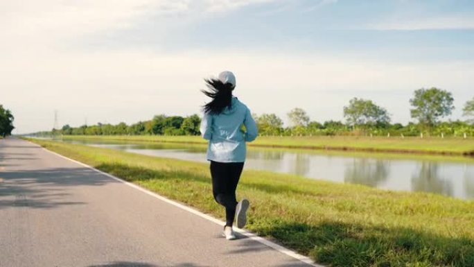 高年级的基本练习湖边奔跑健康心态