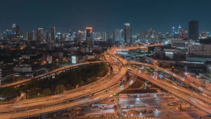 曼谷市带摩天大楼的高速公路上汽车交通运输的夜间延时